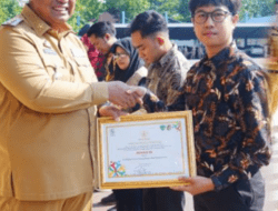 Bupati Maros dan Wabup Beri Penghargaan Pemuda Berpresta Di Momen Upacara Peringatan Hari Sumpah Pemudasi
