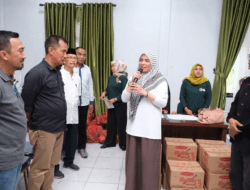 Wabup Hj Suhartina Bohari Salurkan Bantuan Pangan Masyarakat Berpenghasilan Rendah dan Keluarga Risiko Stunting