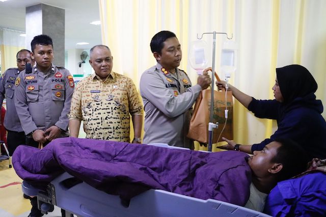 Besuk Anggota KPPS, Kapolres Bulukumba Beri Santunan dan Dukungan