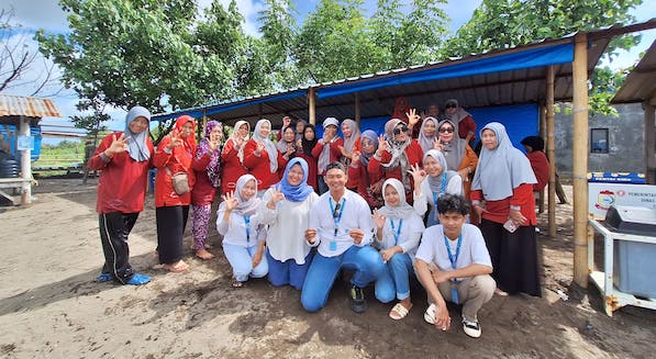 Bersih-Bersih Pantai Biru dengan Coastal Clean Up