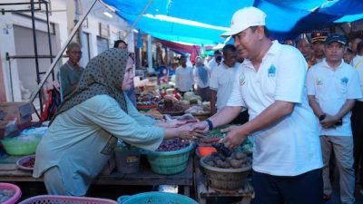 Pj Gubernur Sulsel Jalan Santai dan Cek Harga Kebutuhan Pokok