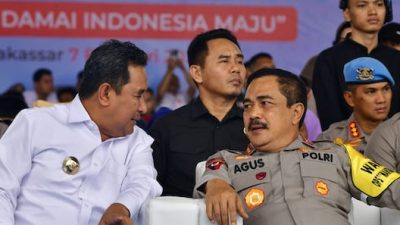 Gelar Bakti Sosial di Sulsel, Wakapolri Bagikan 30 Hadiah Umroh