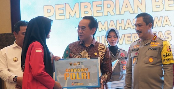 80 Mahasiswa Unhas Terima Bantuan Dana Pendidikan dari Polri