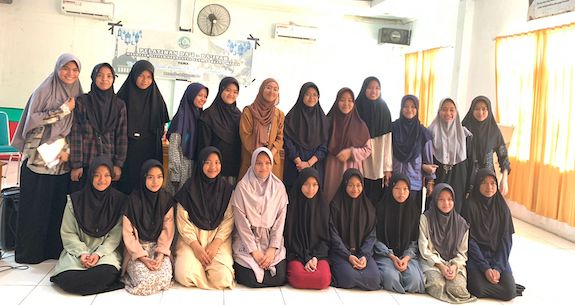 Puluhan Santri Nahdlatul 'Ulum Maros Ikuti Pelatihan Public Speaking