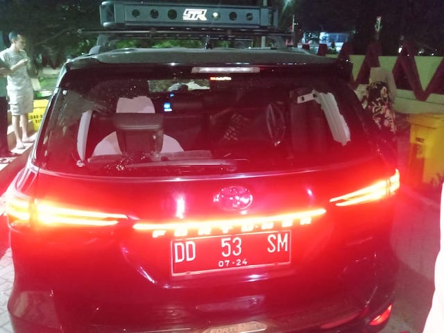 Tak Terima Disenggol, Seorang Pemuda di Jeneponto Melempari Mobil Fortuner