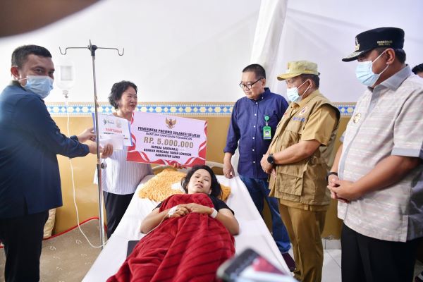 Kunjungi Korban Longsor Bastem Luwu, Pj Gubernur Sulsel Serahkan Santunan
