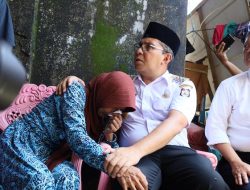 Tangis Ibunda Fahriansyah Petugas KPPS yang Meninggal Pecah Dipelukan Danny Pomanto