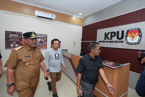 Pj Gubernur Sulsel Pantau Kesiapan Pemilu 2024 di Kantor Bawaslu dan KPU