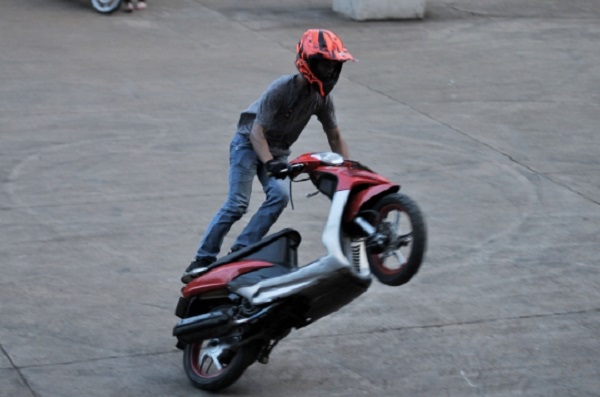 Lagi! Aksi Freestyle Motor di Bulukumba Tabrak Pengendara Lain