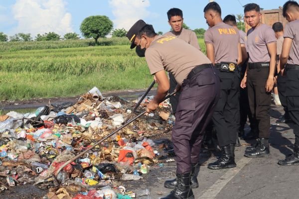 Peduli Lingkungan, Polres Jeneponto Gotong Royong Bersihkan Sampah di Tepi Jalan
