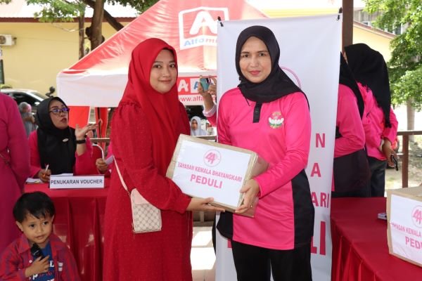 Sambut HUT-44, Yayasan Kemala Bhayangkari Jeneponto Gelar Pasar Murah