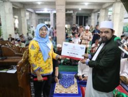 Dukung Pembangunan Masjid, Diskominfo Makassar Serahkan Dana Hibah Rp100 Juta