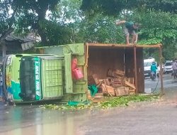 Truk 6 Roda Terperosok di Jalan Raya, Akibatkan Kemacetan Panjang