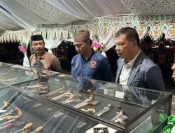 Al-Farabi Beri Bupati Bulukumba Sebilah Badik “La Makkareso”