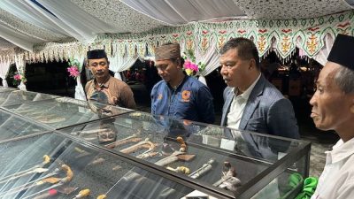 Al-Farabi Beri Bupati Bulukumba Sebilah Badik “La Makkareso”