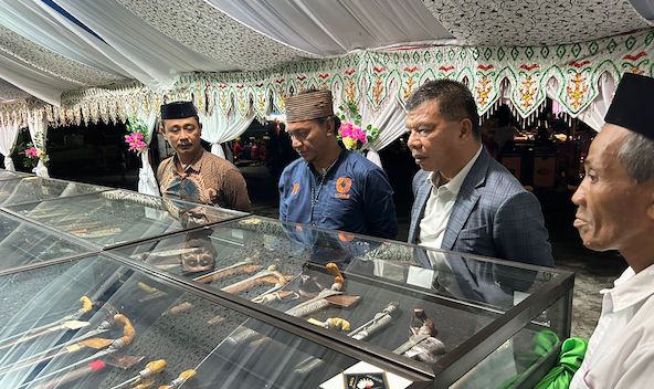 Al-Farabi Beri Bupati Bulukumba Sebilah Badik “La Makkareso”
