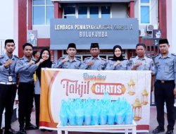 Lapas Bulukumba Bagikan Takjil Gratis Bagi Pengendara Jalan