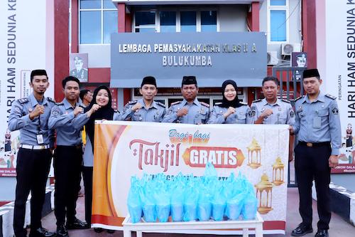Tutup pemberitahuan ini. Lapas Bulukumba Bagikan Takjil Gratis Bagi Pengendara Jalan