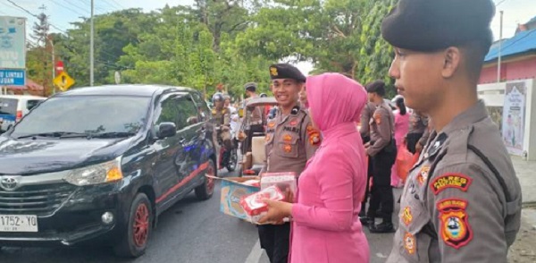 Polres Bantaeng Bagikan Takjil 350 Dos Ke Warga