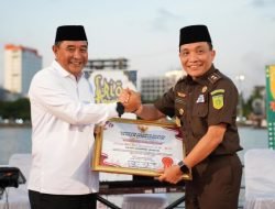 Pj Gubernur Serahkan Penghargaan Kepada Leonard Simanjuntak atas Dedikasi dan Pengabdiannya