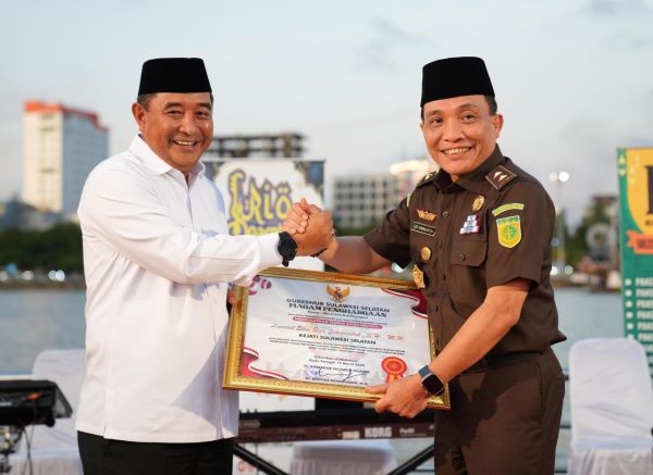 Pj Gubernur Serahkan Penghargaan Kepada Leonard Simanjuntak atas Dedikasi dan Pengabdiannya