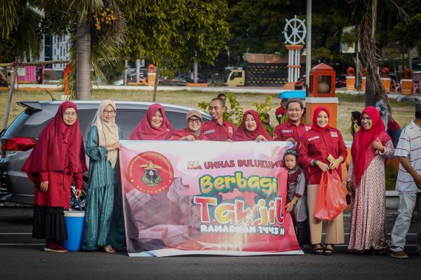 IKA Unhas Bulukumba Berbagi Takjil dan Gelar Buka Puasa Bersama