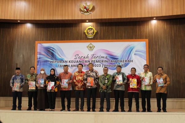 Pj Bupati Bantaeng Serahkan LKPD Unaudited Tahun Anggaran 2023 ke BPK
