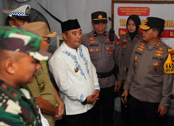 Pj Gubernur Pantau Keamanan dan Beri Paket Lebaran saat Malam Takbiran