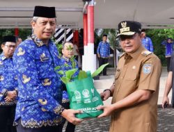 Pj Gubernur Sulsel Serahkan 4.100 Bibit Pohon dan 2.341 SK PPPK