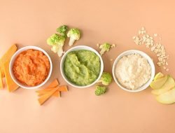 Tahapan Perkenalan MPASI: Waktu yang Tepat dan Ciri-Ciri Anak Siap