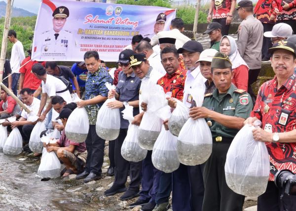 Pj Gubernur Tebar 100 Ribu Benih Ikan di Bendungan Bili-bili