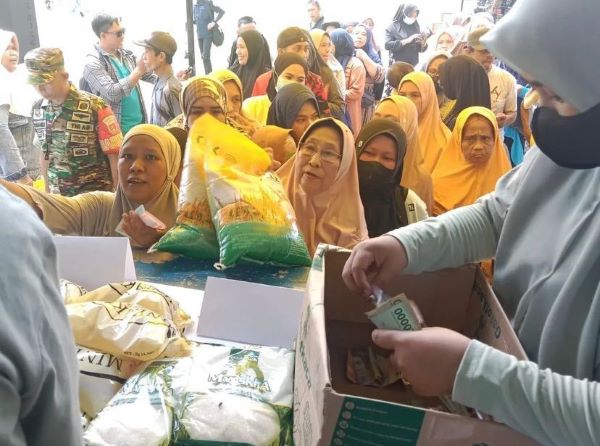 Warga Maros Serbu Bazar Murah Kodim 1422