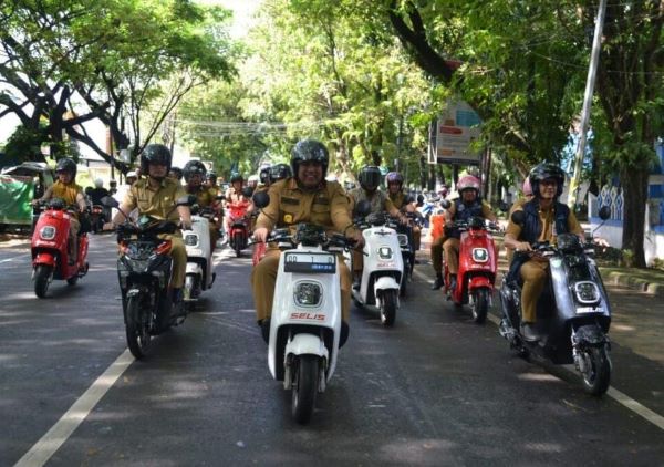 Rayakan 3 Tahun Kebersamaan, Chaidir-Suhartina Berkeliling Kota Maros