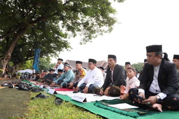 Momentum Idulfitri, Pj Bupati Bantaeng Tunaikan Shalat Ied Bersama Masyarakat