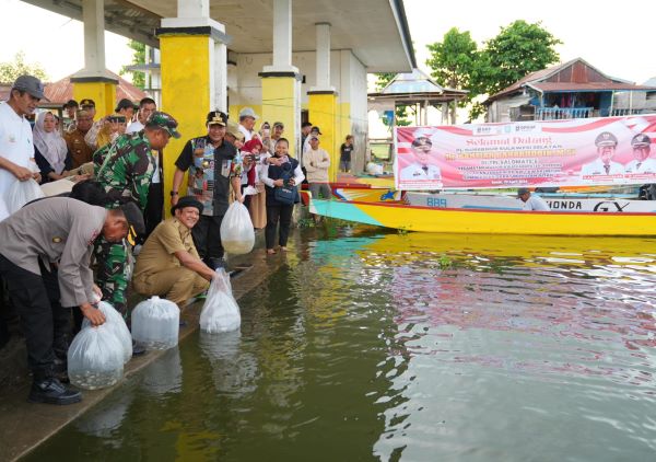Pj Gubernur Sulsel Tebar 160 Ribu Benih Ikan di Salomate