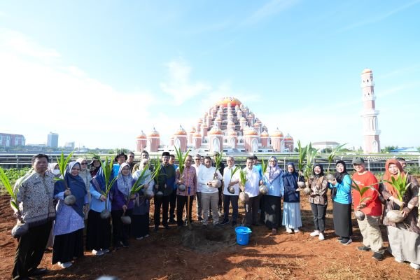 Komoditi Unggulan, Pj Gubernur Tanam Pohon Kelapa di Taman Religi CPI