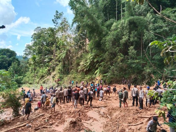 Tangis Pilu Anak Tunggu Ibunya yang Tertimbun Longsor di Toraja Utara