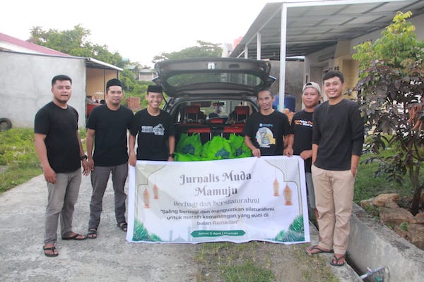 Berbagi di Bulan Ramadan, Jurnalis Muda Mamuju Sasar Kaum Dhuafa