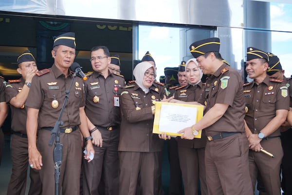 Kejati Sulsel Salurkan Bantuan Kemanusiaan untuk Korban Longsor Toraja