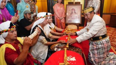 Pj Gubernur Dapat Gelar Adat Daeng Mappuji Oleh Dewan Adat Saoraja Bone