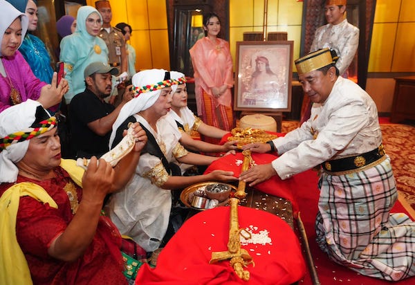 Pj Gubernur Dapat Gelar Adat Daeng Mappuji Oleh Dewan Adat Saoraja Bone