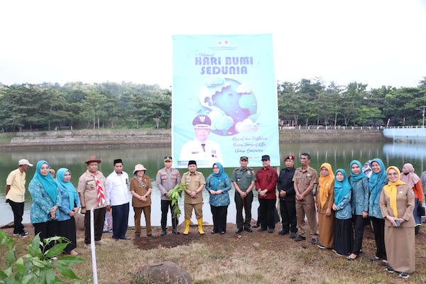 Hari Bumi Sedunia, Pj Bupati Bantaeng Himbau Masyarakat Wajib Tanam Pohon