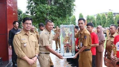 Andi Utta Serahkan Piala-Sertifikat Penghargaan Kepada Siswa SLBN Bulukumba