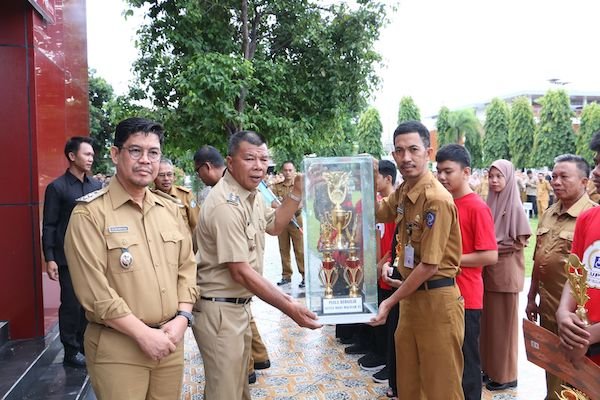 Andi Utta Serahkan Piala-Sertifikat Penghargaan Kepada Siswa SLBN Bulukumba