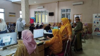 Sambut Hari Jadi, Pegawai Dukcapil Jeneponto Kompak Gunakan Baju Bodo
