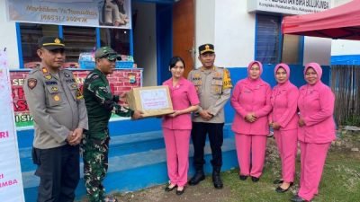 Kunjungi Pos Ketupat 2024, Kapolres Bulukumba Bersama Ketua Bhayangkari Serahkan Bingkisan