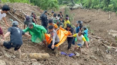 Kapolres Tana Toraja Bersama Dandim 1414 Turun Evakuasi Korban Longsor