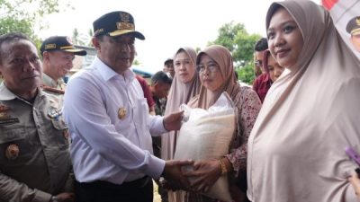 Kunjungi Lokasi Banjir di Suli, Pj Gubernur Beri Bantuan Sembako