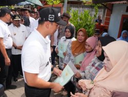 Pj Gubernur Sulsel Dampingi Menteri AHY Serahkan 50 Sertipikat Hasil PTSL