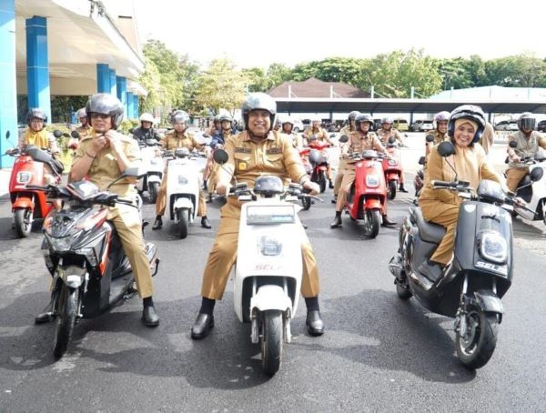 Bupati Maros Bagikan 23 Motor Listrik Kepada Seluruh Lurah